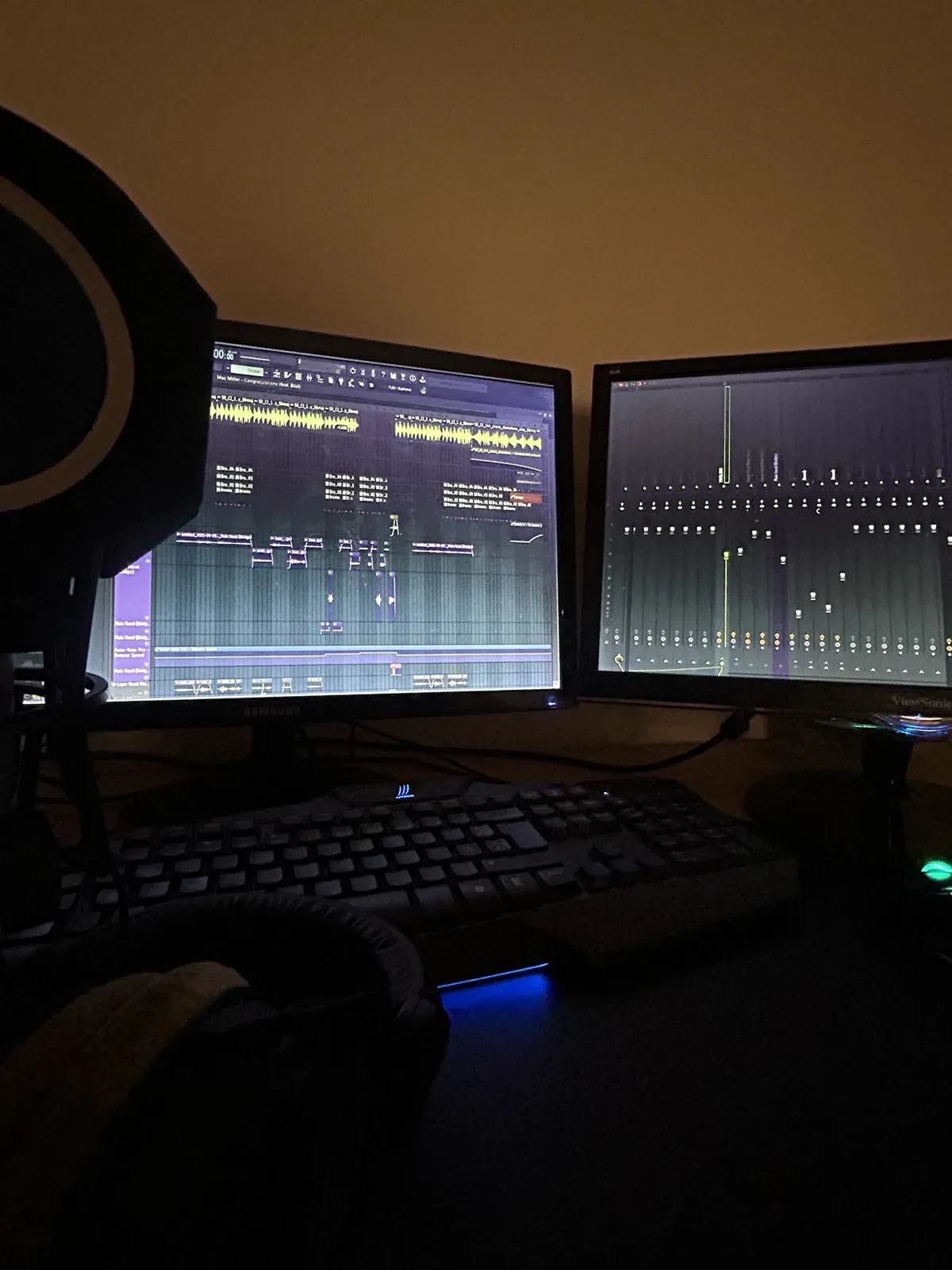 Zwei Monitore bei gedimmtem Licht: links die Playlist eines Mix-Projekts in FL Studio, rechts der Mixer mit Kanalzügen